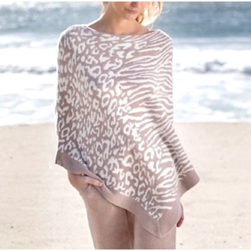 NWT Barefoot Dreams CozyChic UltraLite Ocean Breeze‎ Poncho Faded Rose Animal